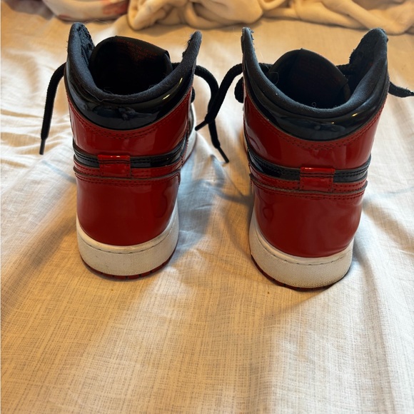 Nike Air Jordan 1 Patent Bred Retro High OG GS Black/Varsity Red-White - Picture 3 of 9